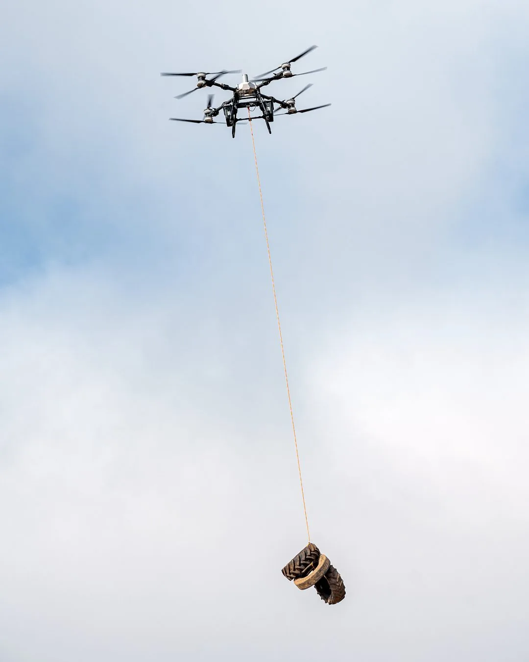 Dron DJI Agras de Dronespray® en operación de carga en terreno